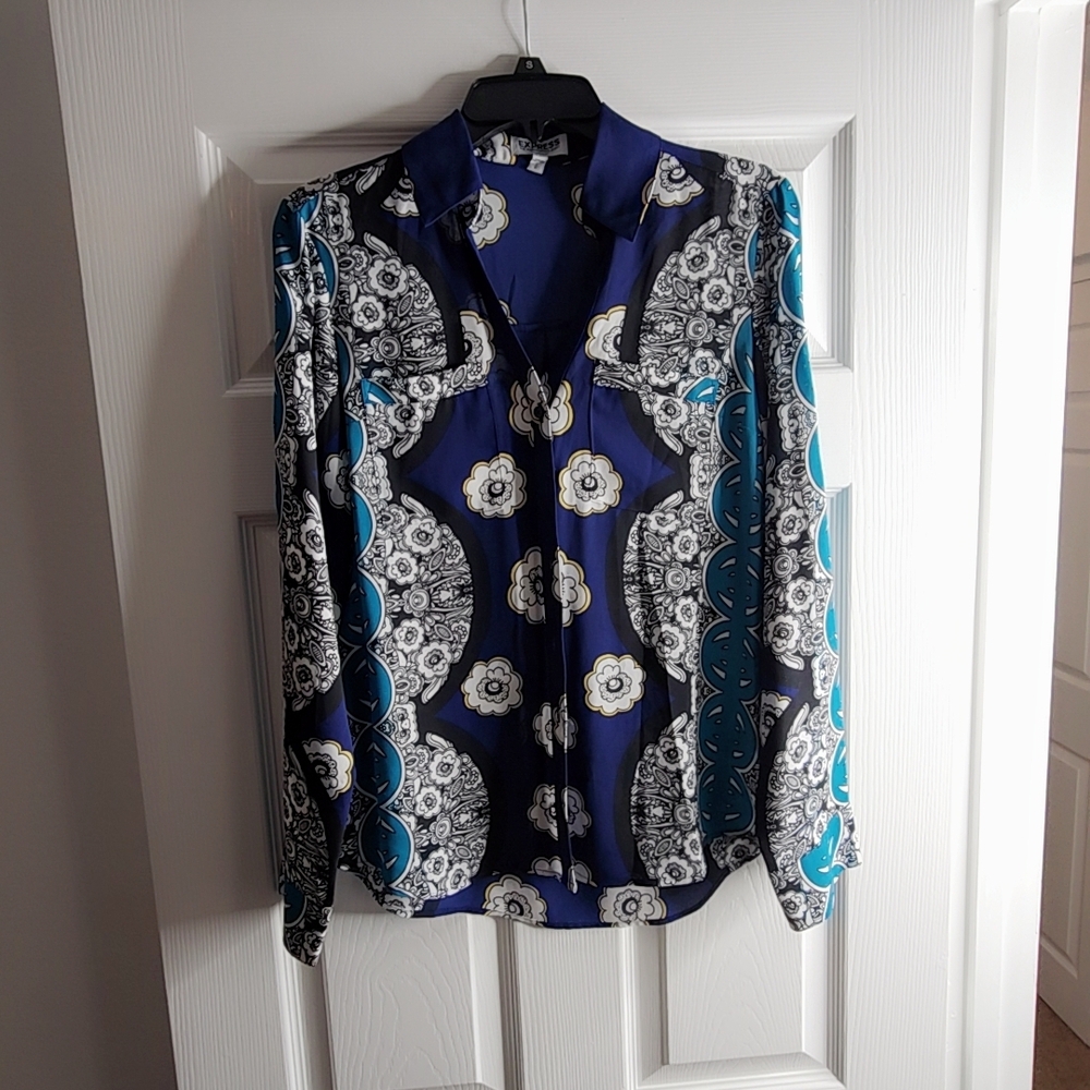 Express Women's Navy and White Patterned Blouse